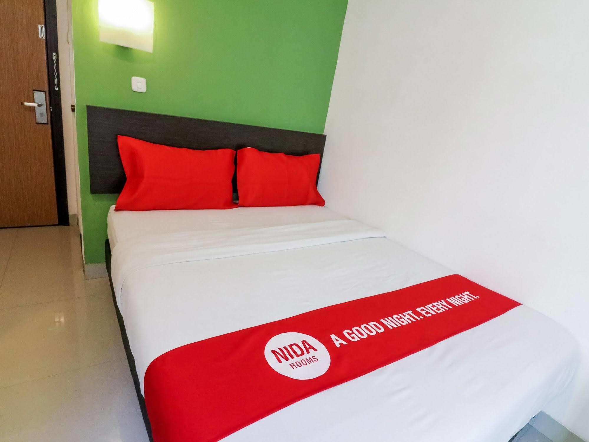 Nida Rooms Makassar Ahmad Yani Buitenkant foto