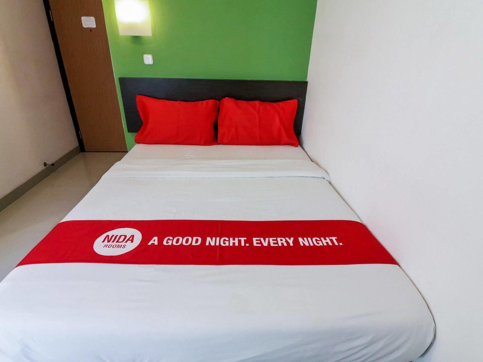 Nida Rooms Makassar Ahmad Yani Buitenkant foto