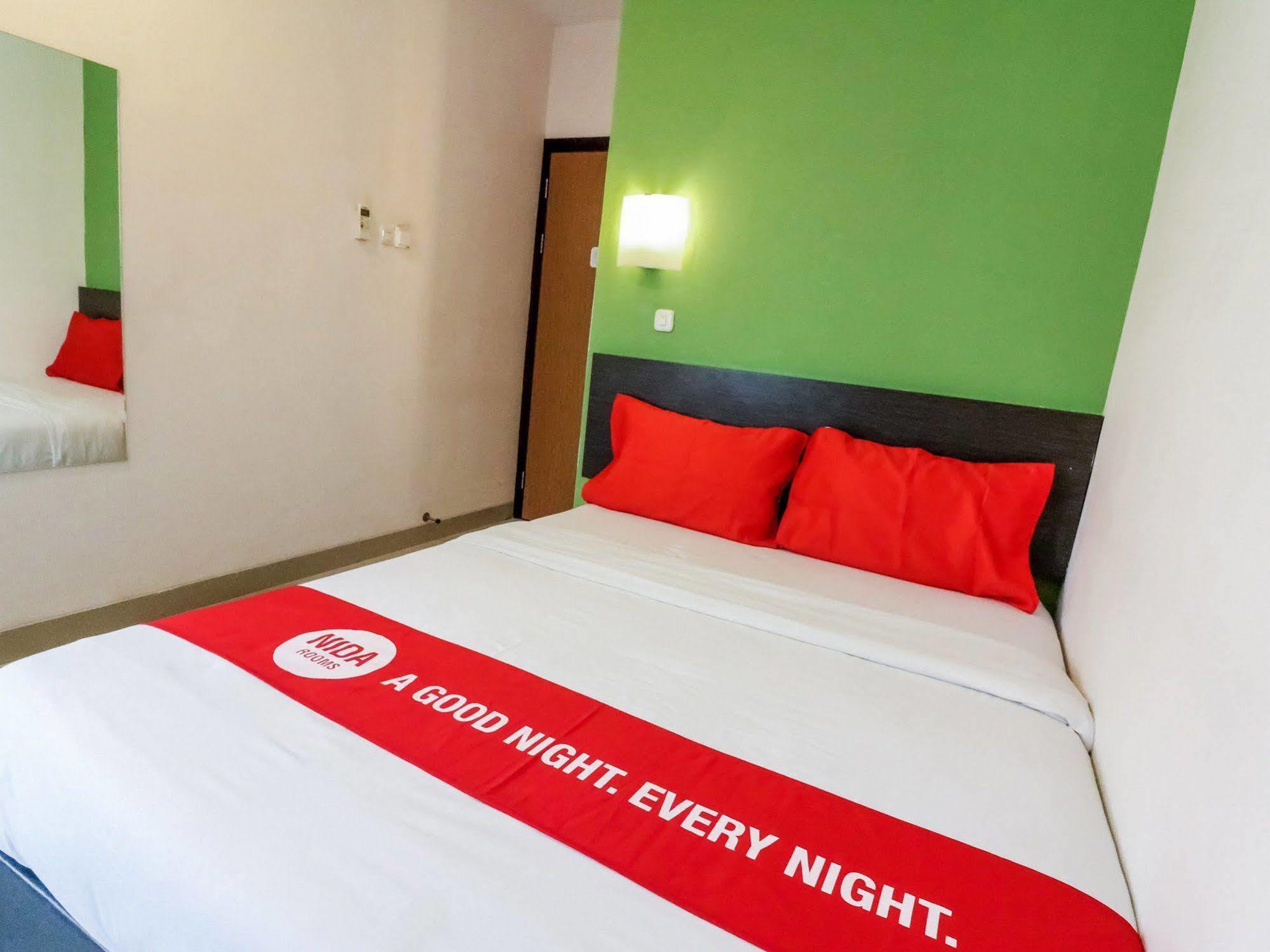 Nida Rooms Makassar Ahmad Yani Buitenkant foto