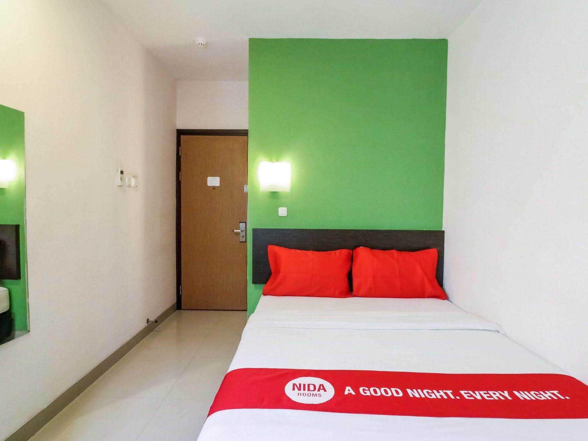 Nida Rooms Makassar Ahmad Yani Buitenkant foto