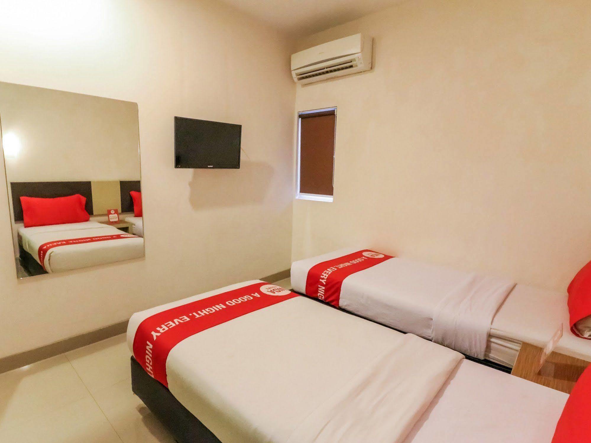 Nida Rooms Makassar Ahmad Yani Buitenkant foto