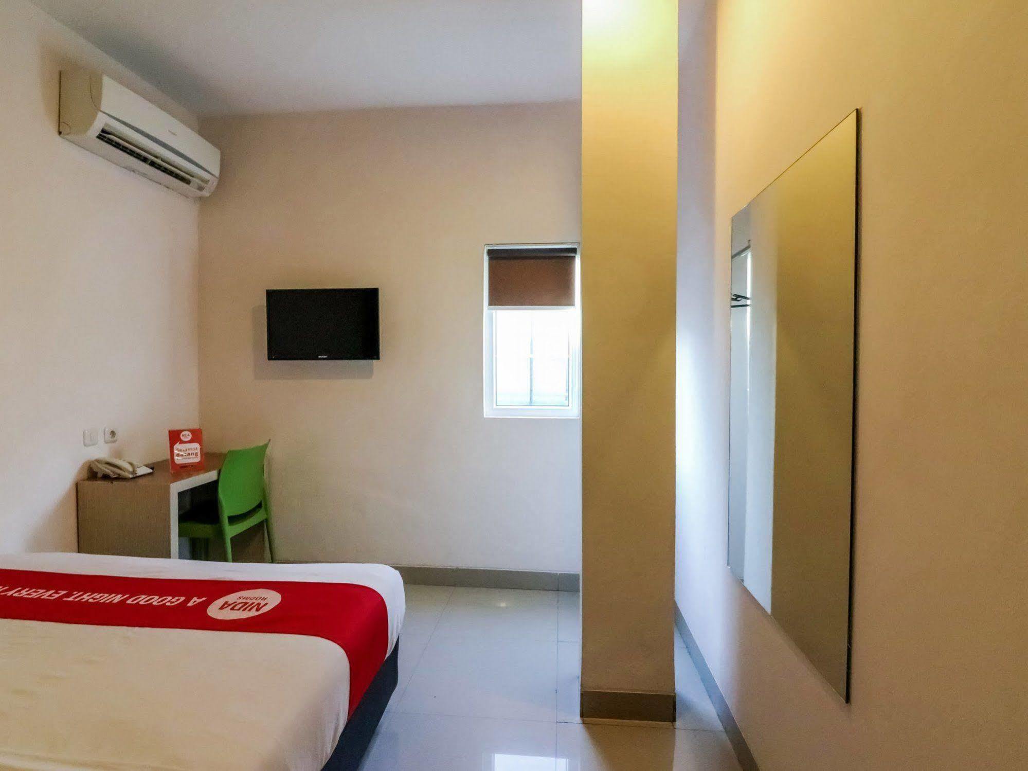 Nida Rooms Makassar Ahmad Yani Buitenkant foto