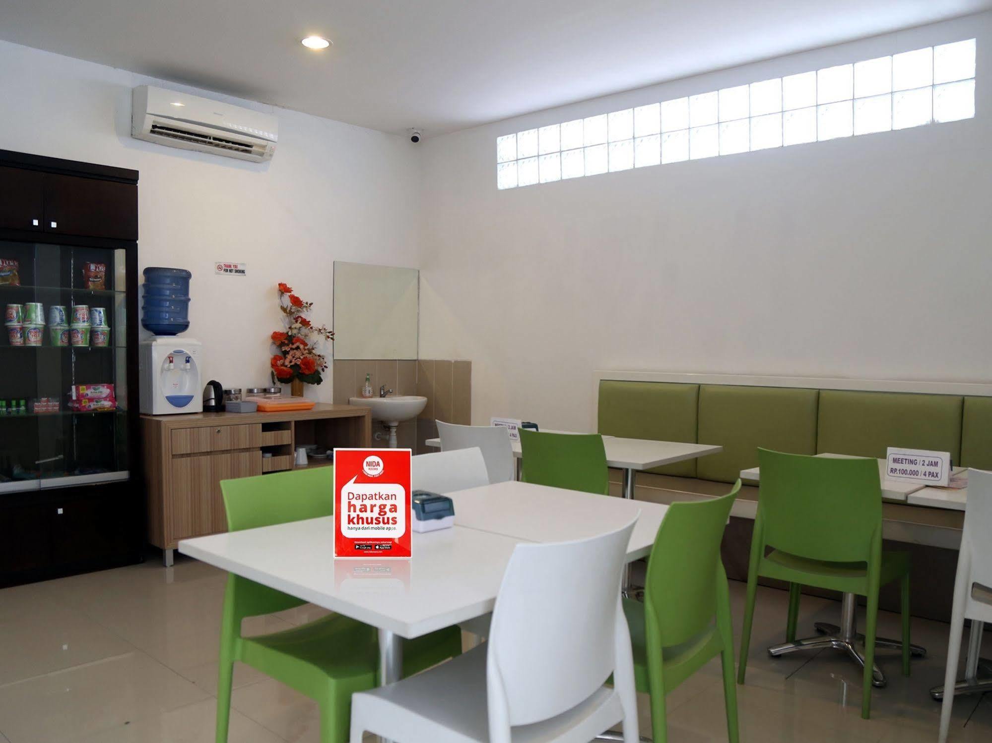 Nida Rooms Makassar Ahmad Yani Buitenkant foto